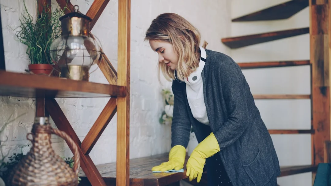 services-07 Gros plan sur une femme qui inscrit une étiquette sur un carton avec un marqueur rouge, à l’intérieur.